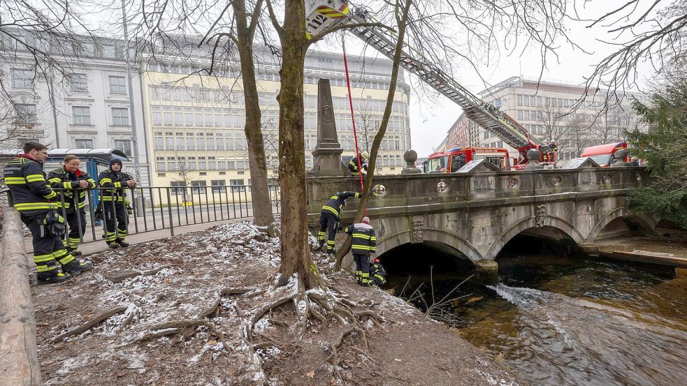 Ein Kran baut die Rampe ab. Foto: Peter Kneffel/dpa