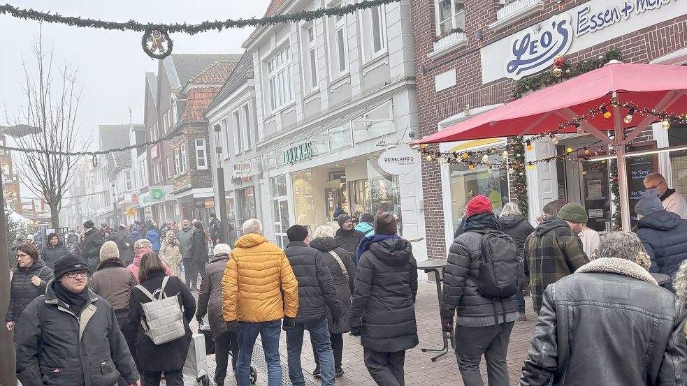 Trotz trüben Wetters zog es die Kunden in die Auricher Innenstadt. Foto: Mieke Matthes