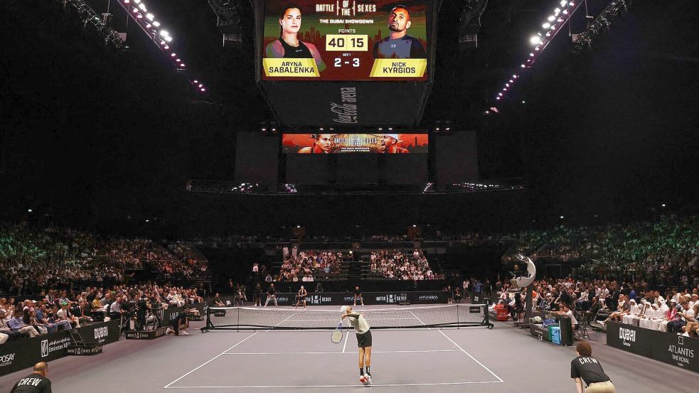 Nick Kyrgios beim Aufschlag im Battle of the Sexes gegen Aryna Sabalenka. Foto: Amr Alfiky