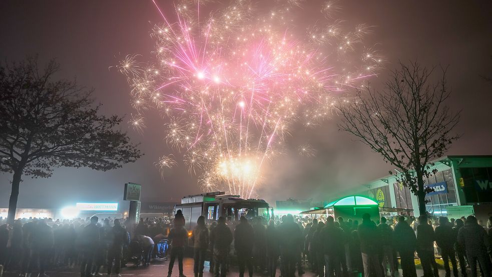 Mit einer Feuerwerksvorführung macht Jochen Wessels aus Moordorf seit einigen Jahren am Abend vor dem 29.12. Lust auf den Verkaufsstart um 0.02 Uhr. Foto: Stephan Friedrichs