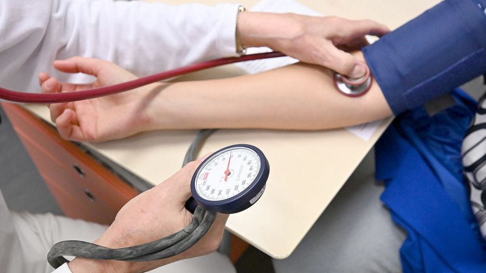 Kassenärzte-Chef Andreas Gassen fordert eine „Kontaktgebühr“ bei Arztbesuchen. (Symbolbild) Foto: Bernd Weißbrod