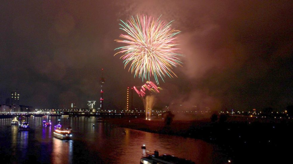 Japanisches Feuerwerk erhellte Ende Mai 2025 den Nachthimmel über dem Rhein. (Archivbild). Foto: Volker Danisch