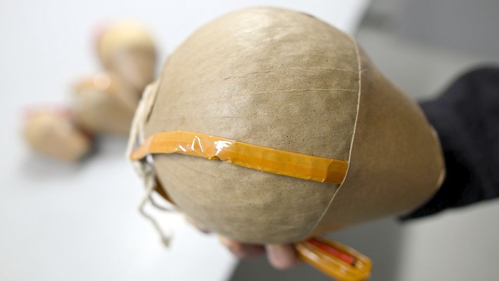 Kugelbomben werden aus speziellen Rohren abgefeuert. Wenn es dabei zu einem Unfall kommt, kann das schlimme Folgen haben (Archivbild). Foto: Federico Gambarini/dpa