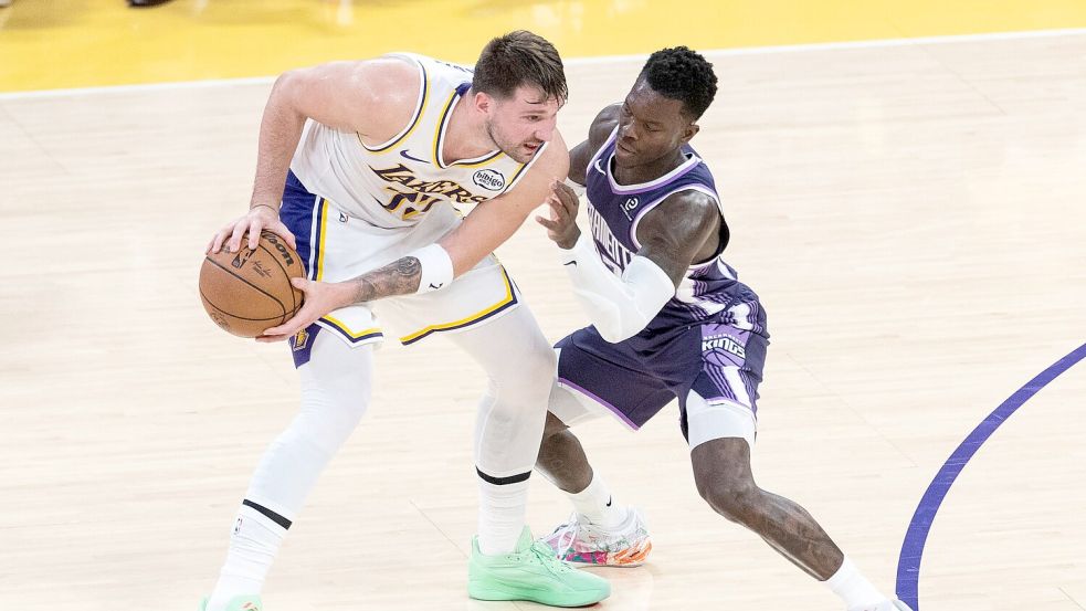 Dennis Schröder (rechts) musste sich mit Sacramento den Los Angeles Lakers und Luka Doncic klar geschlagen geben. Foto: Ringo Chiu