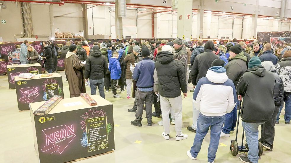 Mancherorts bildeten sich in der Nacht lange Schlangen. Foto: Focke Strangmann