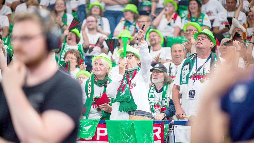 Der Fanclub der Füchse Berlin sorgt bei jedem Heimspiel für ordentlich Lärm. (Archivbild) Foto: Noah Wedel/dpa