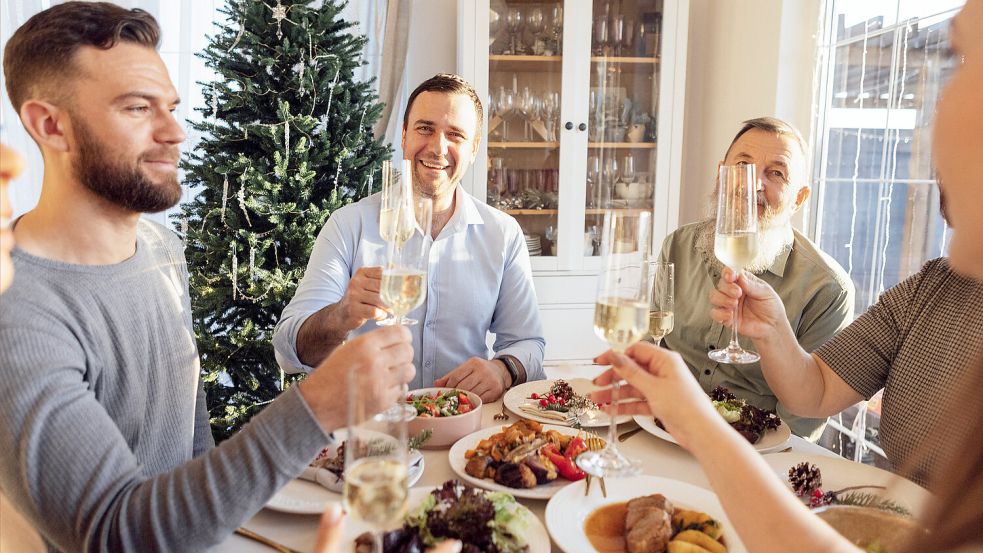 Die starre Definition der klassischen Familie ist an vielen Weihnachtstischen längst aufgeweicht. Foto: IMAGO/Dasha Petrenko