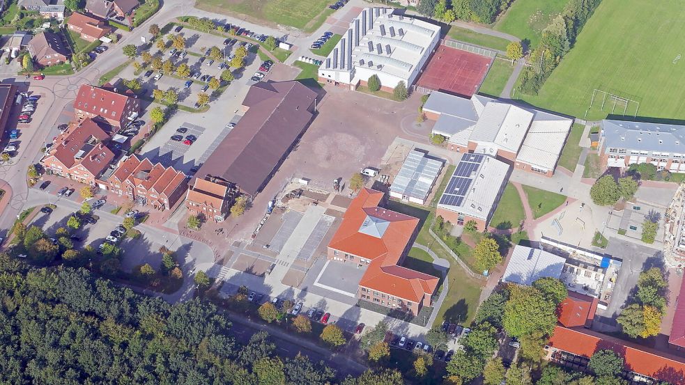 Der rot gepflasterte Platz zwischen Rathaus, HTG, Sporthalle und den Geschäften in Ihlowerfehn soll mehr Aufenthaltsqualität und Klarheit bekommen. Foto: Bernd Heiken