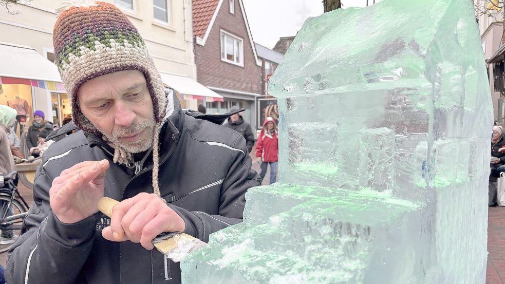 Thorsten Schütt lässt Stufen im Eis entstehen. Foto: Rebecca Kresse