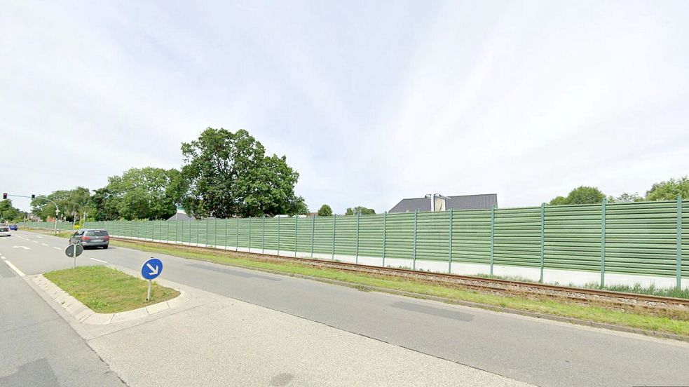 Eine Fotomontage, die bei der Vorstellung der Machbarkeitsstudie präsentiert wurde, zeigt, wie es in der Moordorfer Ortsdurchfahrt nach der Reaktivierung aussehen könnte. Kritiker befürchten, dass der Ort durch mehrere Meter hohe Lärmschutzwände zerschnitten werden könnte. Grafik: Emch+Berger