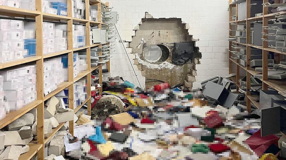 Zahlreiche Unterlagen liegen auf dem Boden des Tresorraums. Foto: -/Polizei Gelsenkirchen/dpa