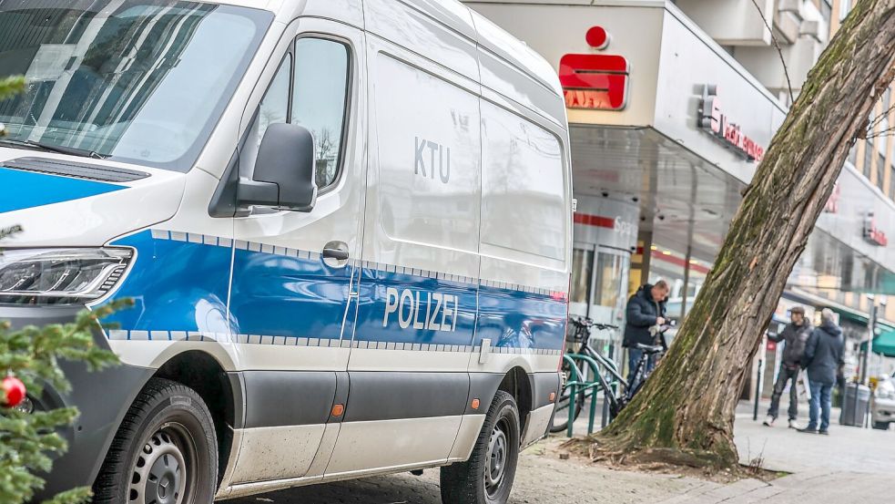 Ein Fahrzeug der Kriminaltechnischen Untersuchung (KTU) der Polizei steht vor der Sparkassenfiliale. Unbekannte Täter sind durch ein Loch in den Tresorraum des Bankgebäudes eingebrochen und haben dabei mehrere Wertschließfächer durchsucht. Foto: Christoph Reichwein