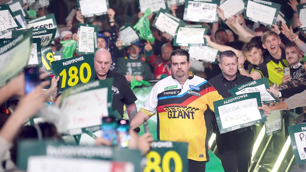 Gabriel Clemens zeigte noch die beste Leistung im Duell gegen den ehemaligen Weltmeister Luke Humphries. Foto: DPA