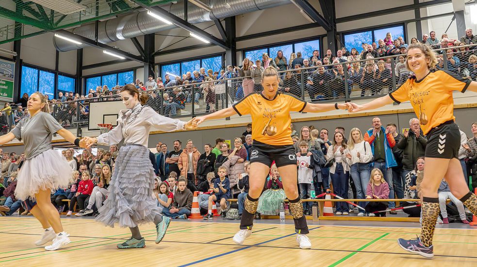 Spielerinnen von „Germany‘s last family“ und „Kabine 6 – 7 Meter Sekt“ tanzten vor großer Zuschauerkulisse. Foto: Folkert Bents