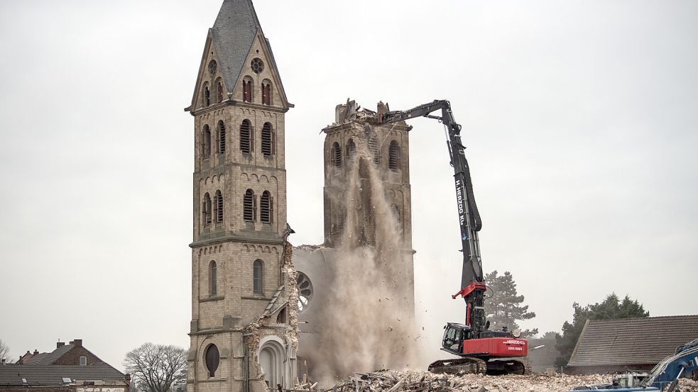 Der Immerather Doms St. Lambertus wurde 2018 abgerissen, weil das Dorf Immenrath dem rheinischen Braunkohletagebau weichen musste. Foto: picture alliance / Federico Gambarini/dpa