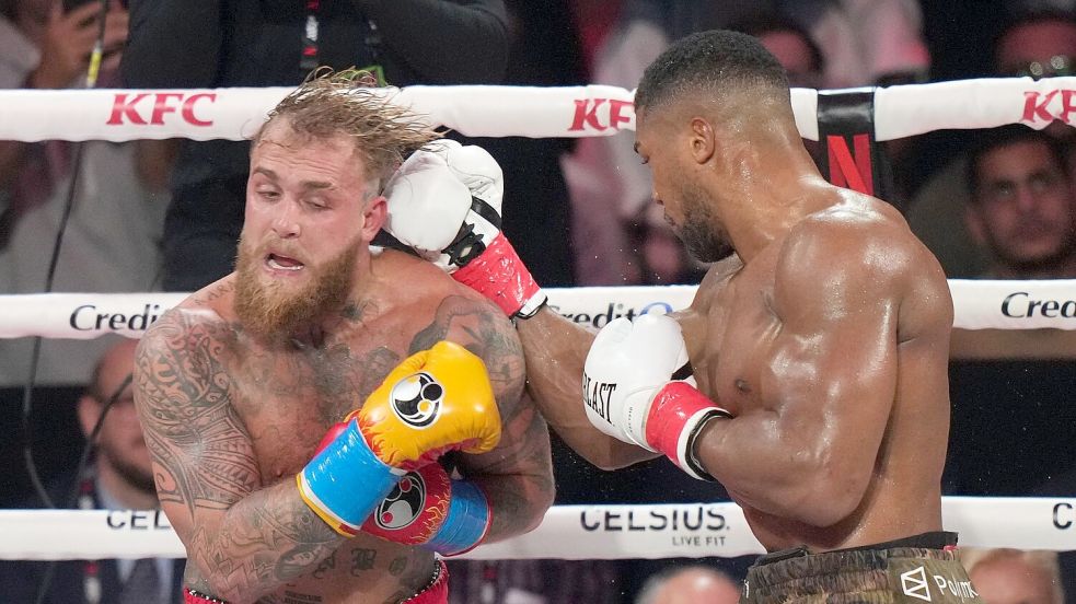 Mitte Dezember setzte sich Anthony Joshua (r.) klar gegen Internet-Star Jake Paul durch. (Archivbild) Foto: Lynne Sladky/AP/dpa