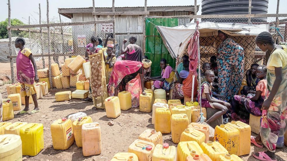 Binnenvertriebene in Südsudan holen Wasser am Stadtrand von Juba. (Archivbild) Foto: Brian Inganga/AP/dpa