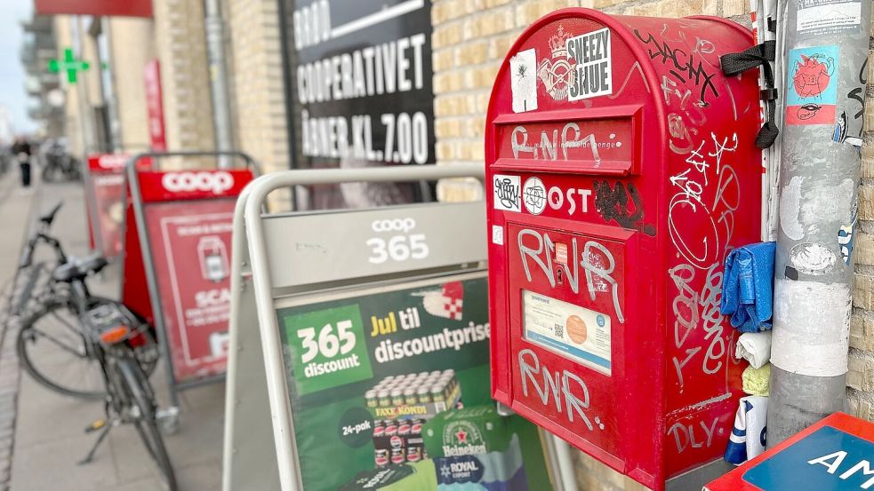 Bald eine Rarität: Ein öffentlicher Briefkasten hängt vor einem dänischen Supermarkt. Foto: Steffen Trumpf