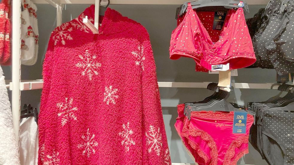 Geschenkte rote Unterwäsche, in der Silvesternacht getragen, soll Glück im neuen Jahr bringen. Foto: Sabine Dobel/dpa