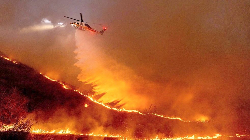 Rund um Los Angeles zerstören Feuer ganze Nachbarschaften. (Archivbild) Foto: Ethan Swope/AP/dpa