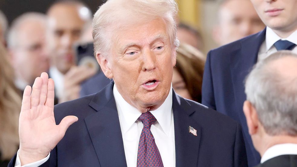 „America first“ - dieses Ziel macht Donald Trump sofort nach seiner Vereidigung klar. (Archivbild) Foto: Kevin Lamarque/Pool Reuters/AP/d