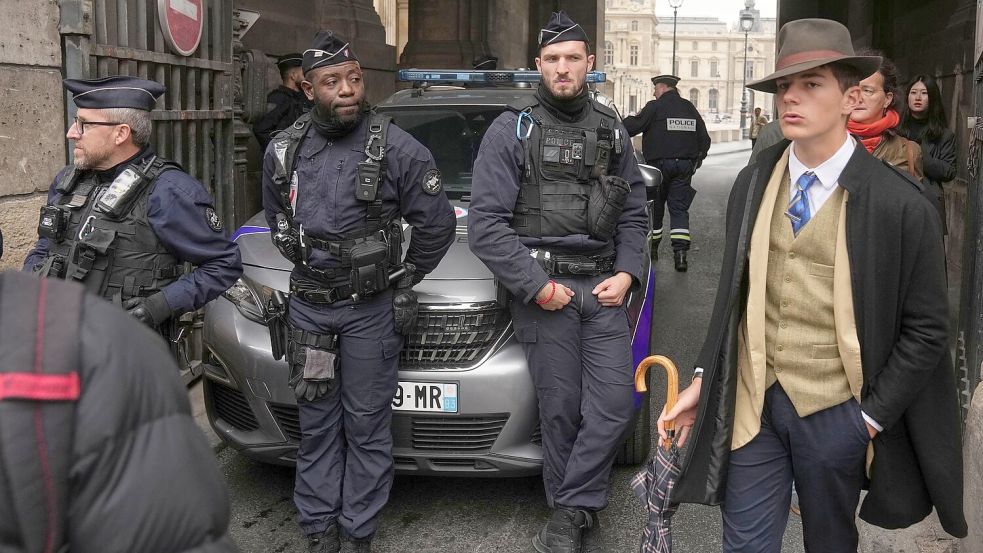 Erregt fast so viel Aufsehen wie der Juwelenraub: eleganter Schüler am Louvre. (Archivbild) Foto: Thibault Camus/AP/dpa