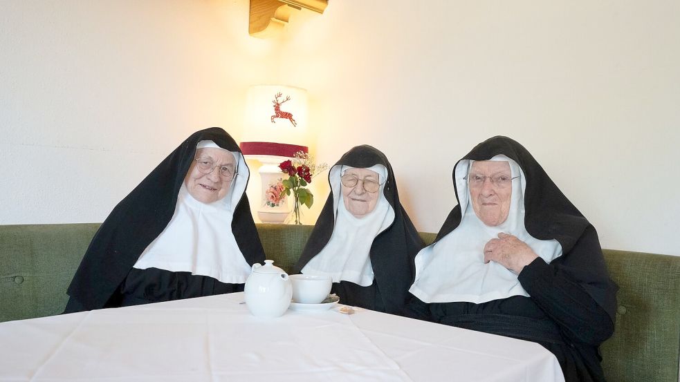 Die rebellischen Nonnen von Goldenstein: Schwester Rita, Schwester Regina und Schwester Bernadette (von links nach rechts). (Archivbild) Foto: Noah Hatz/dpa