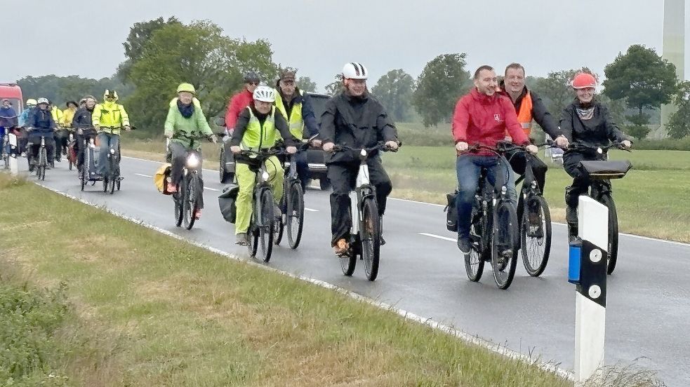Ende Mai fand wieder die Mahnfahrt für den Radweg an der L1 und an der K111 statt. Wegen des vielen Verkehrs mit Begleitung der Feuerwehr. Foto: Karin Böhmer