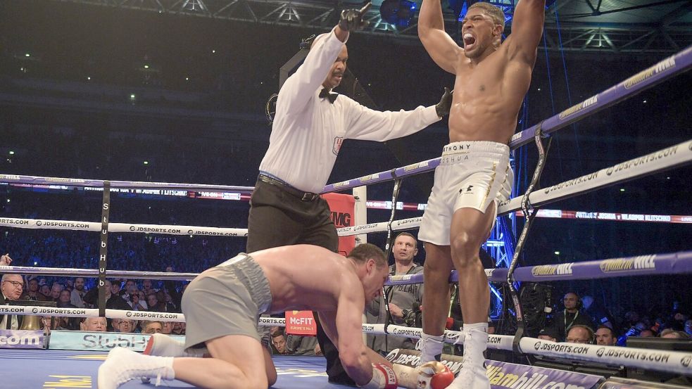 Der Moment des Triumphs für Joshua (r) im WM-Titelkampf gegen Klitschko. (Archivbild) Foto: Axel Heimken