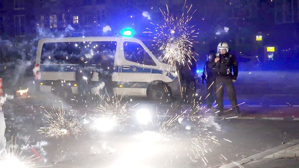 Polizisten, Feuerwehrleute, Ärzte und andere Helfer geraten in Silvesternächten immer wieder in gefährliche Situationen und werden gezielt attackiert. (Archivfoto) Foto: Julius-Christian Schreiner