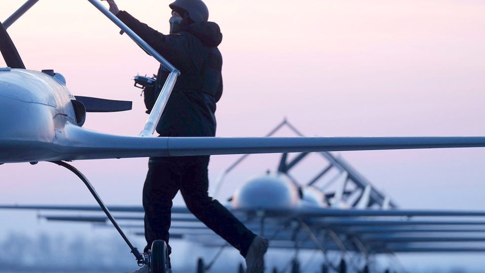 Haben sie oder haben sie nicht Putins Residenz angegriffen? Ukrainische Langstreckendrohnen vor dem Flug. (Archivbild) Foto: Evgeniy Maloletka/AP/dpa