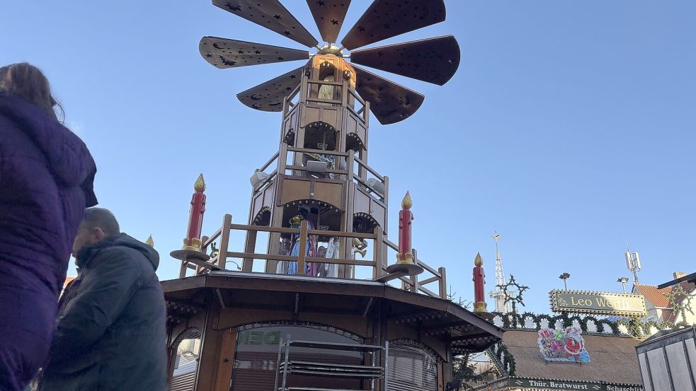 Alles Sonnenschein: Auch am letzten Tag bescherte das Wetter noch einmal gute Bedingungen für den Auricher Weihnachtszauber. Foto: Christin Wetzel