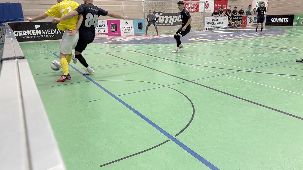 Ausgeschieden: Die Mannschaften des Piesberger SV und des SC Lüstringen. Foto: Malte Artmeier