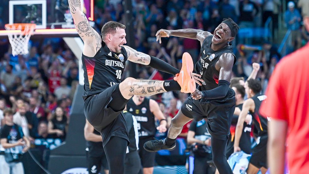 Freude pur: Daniel Theis und Isaac Bonga nach dem EM-Titelgewinn gegen die Türkei. Foto: IMAGO/NurPhoto