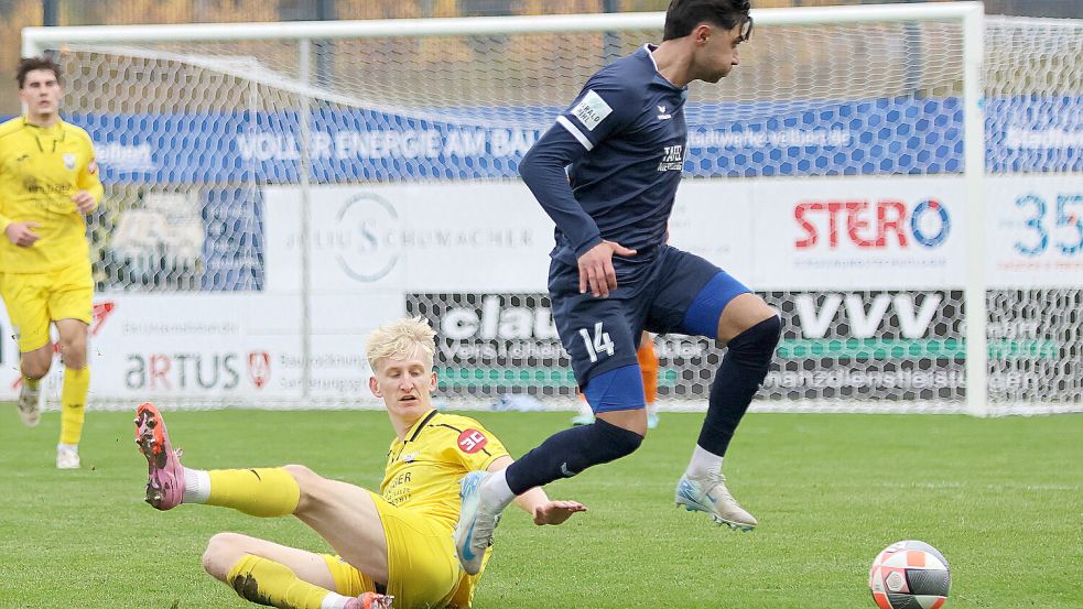 NIcht mehr im Trikot des SC Wiedenbrueck unterwegs: Finn Cramer (links). Foto: imago/Funke