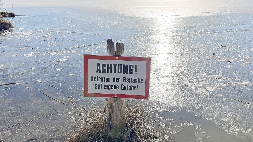 Die Eisflächen in Osnabrück sind nach wenigen Tagen Frost noch viel zu dünn. Die Stadtwerke warnen dringend davor, das Eis zu betreten. Foto: Imago Images/MiS