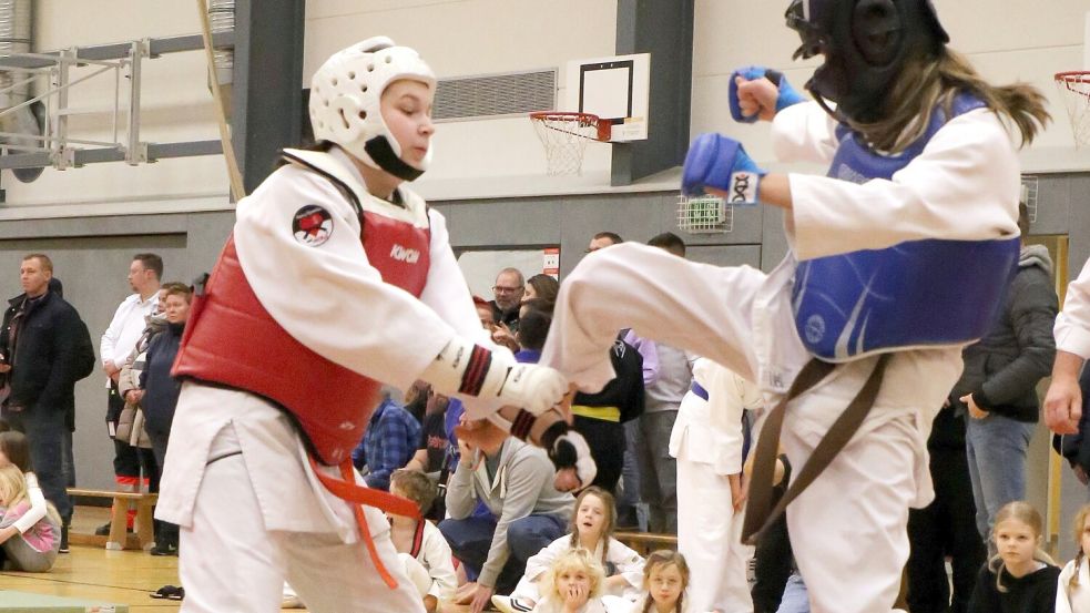 Selina Schreder (rechts) setzt zu einem seitlichen Fußstoß im Point Fighting an. Dieses Manöver brachte der Sportlerin vom TuS Aurich-Ost den Sieg. Foto: privat