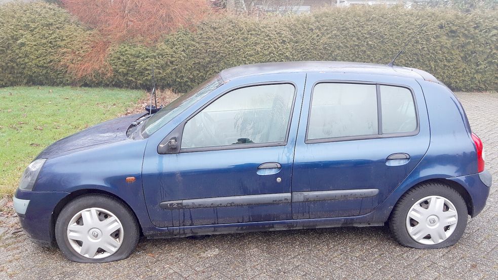 Die Reifen des Renault wurden zerstochen, die Spiegel und Scheibenwischer des Wagens abgebrochen. Foto: Thomas Dirks