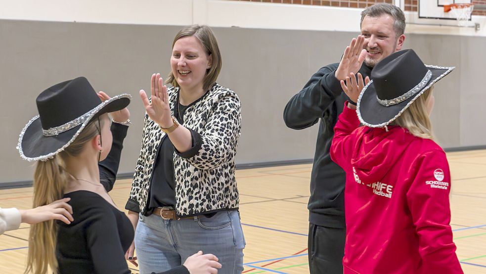 Andrea Janssen-Zimmermann ist eine Pastorin zum Anfassen. Hier klatscht sie Ende 2024 als damals stellvertretende Schirmdame des Handballturniers in Marienhafe gemeinsam mit Turniersprecher Imko Swieter junge Siegerinnen ab. Foto: Folkert Bents