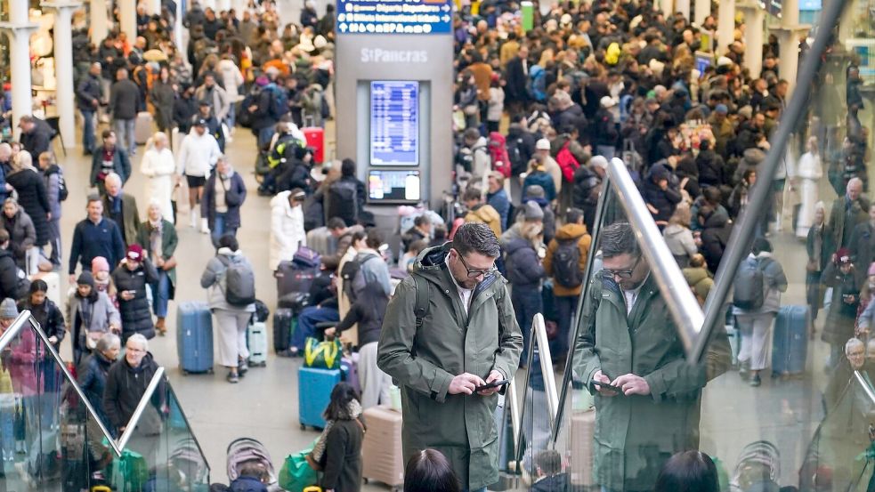 Warten und Hoffen: Die Störung im Bahnverkehr durchkreuzt die Pläne vieler Reisender Foto: Alberto Pezzali/AP/dpa