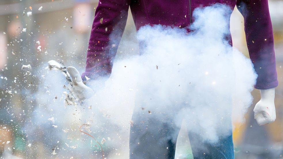 Was ein illegaler Böller anrichten kann, hat die Polizei Berlin an einer Puppe demonstriert. Foto: Soeren Stache/dpa