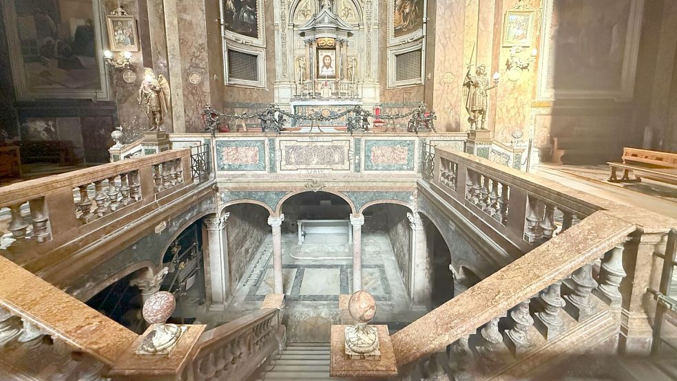 Unter dem Altar liegen Reliquien des heilig gesprochenen Papstes Silvester I.. (Archivbild) Foto: Christoph Sator/dpa