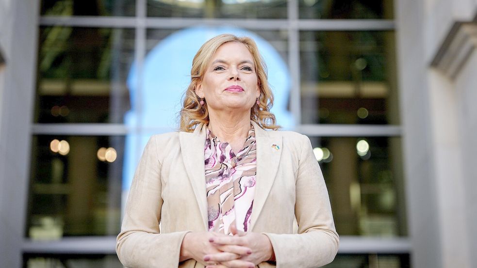 Manche im Bundestag nennen sie spöttelnd „Ihre Majestät“: Julia Klöckner pflegt als Bundestagspräsidentin einen neuen, glamourösen Stil. Ist das nur Selbstinszenierung oder bringt es dem Bundestag die nötige Aufmerksamkeit an den „digitalen Theken“ dieser Welt? Foto: dpa/Kay Nietfeld