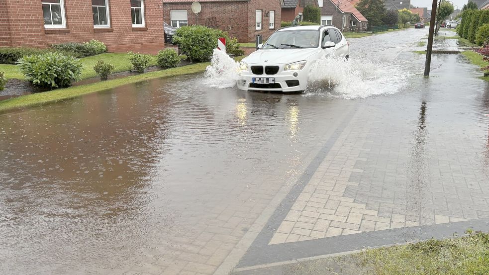 Entwässerungsprobleme gehörten 2025 einmal mehr zu den bestimmenden Themen der Südbrookmerlander Politik. Das Bild zeigt den überfluteten Postweg in Moordorf nach einem Starkregen im Sommer 2024. Nach dem Vorfall, der noch zahlreiche andere Bereiche in Südbrookmerland betraf, gründete sich eine Bürgerinitiative, deren Arbeit nun kräftig gelobt wird. Foto: Karin Böhmer