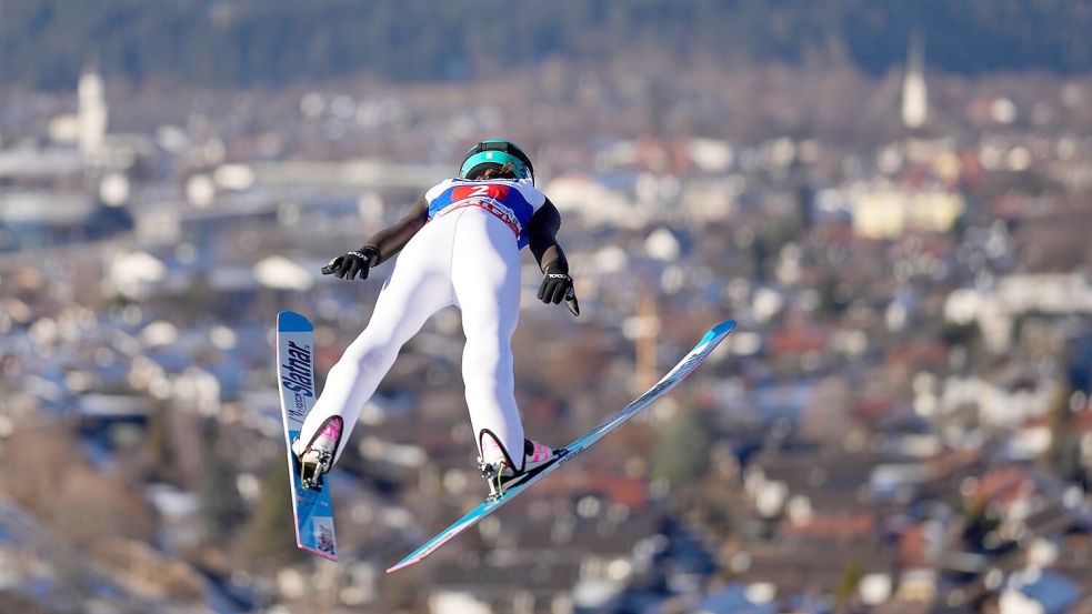 Die Slowenin Prevc fliegt der Konkurrenz davon. Foto: Matthias Schrader/AP/dpa