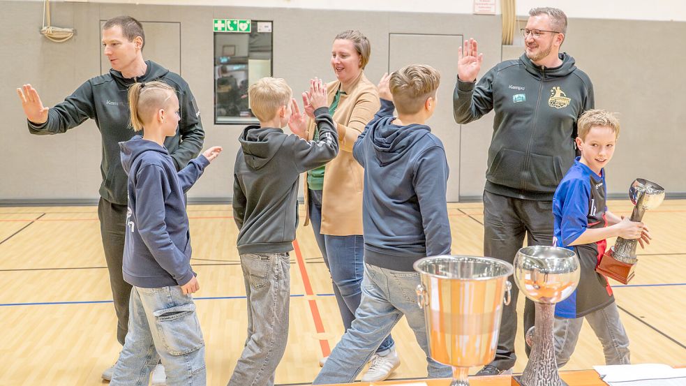 Die „HandbAll-Stars“, die den Fairnesspreis erhielten, klatschen sich mit Turnierchef Peter Adena (von links), Schirmdame Andrea Janssen-Zimmermann und Turniersprecher Imko Swieter ab. Foto: Folkert Bents