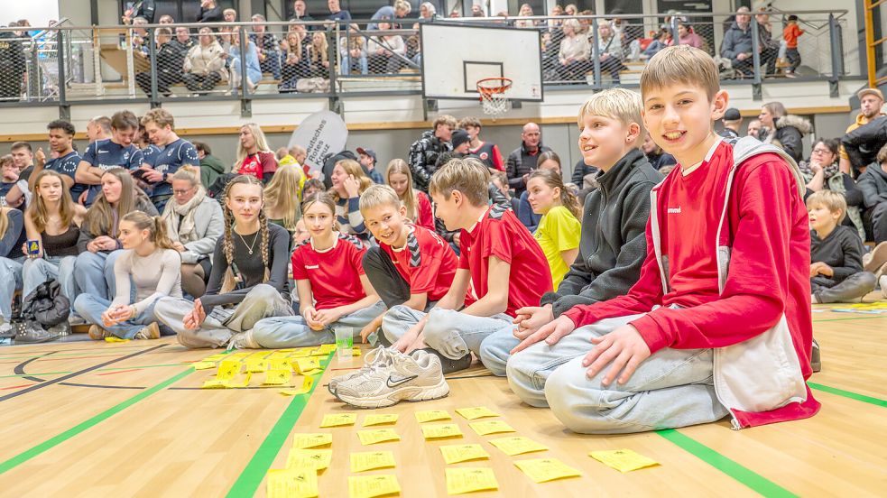 Zur Ziehung der Tombola-Hauptgewinne breiteten diese jungen Losbesitzer ihre Gewinnscheine auf dem Boden der Sporthalle aus. Foto: Folkert Bents