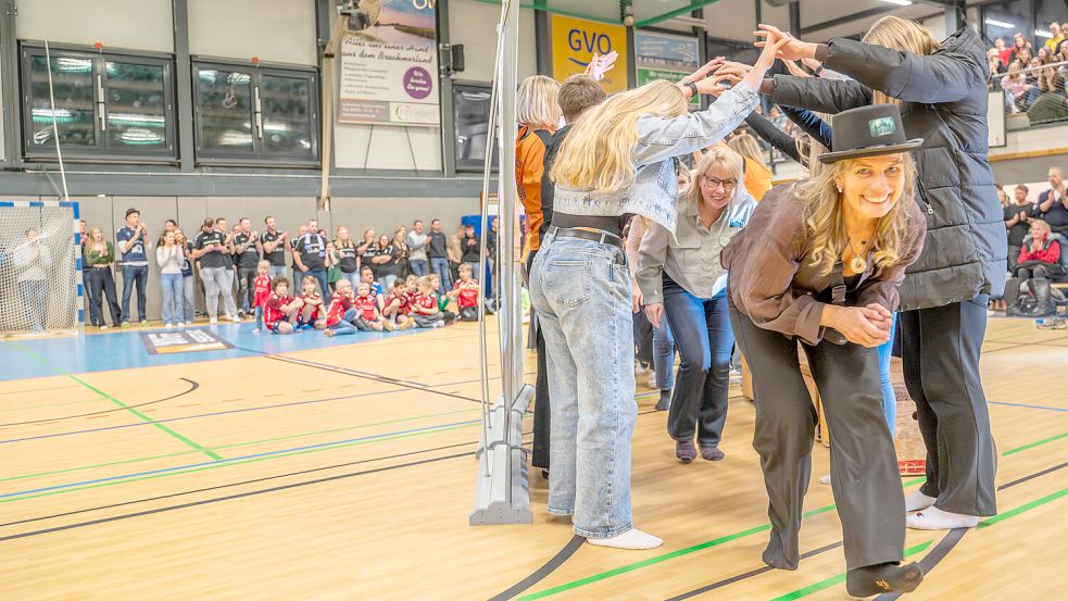 Spalier für die Spielerinnen von „Germany’s last family“ auf dem Weg zur Siegerehrung. Foto: Folkert Bents