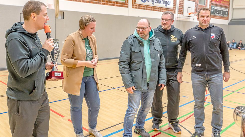 Frank Freese (rechts) und Lars Constapel (Dritter von rechts) und wurden stellvertretend für alle Helfer und Unterstützer des Turnier mit dem Vadder-Koch-Gedächtnispokal geehrt. Foto: Folkert Bents