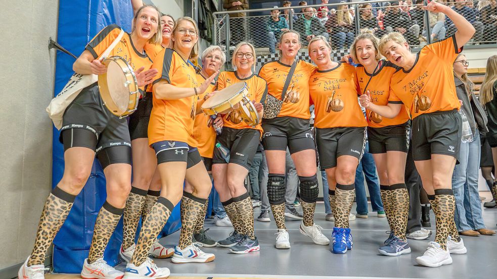 Jubel beim Team „Kabine 6 – 7 Meter Sekt“. Es gewann in der Gruppe K. Foto: Folkert Bents